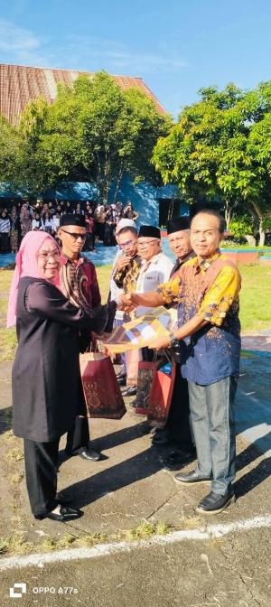 Penyerahan bingkisan