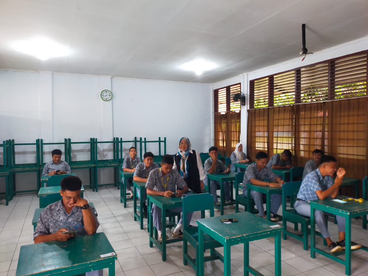 pengawas-sekolah-memantau-pelaksanaan-penilaian-sumatif-kelulusan-psk-di-smkn-2-ternate